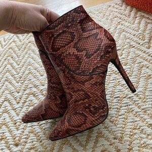 Stiletto boots snakeskin print, NWOT